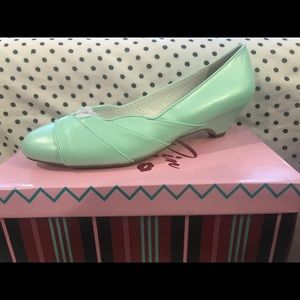 Vintage Style Shoe (discontinued style and color)